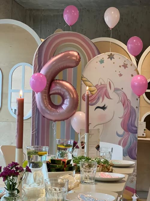 Urodzinowa dekoracja z jednorożcem, tęczą i różowymi balonami